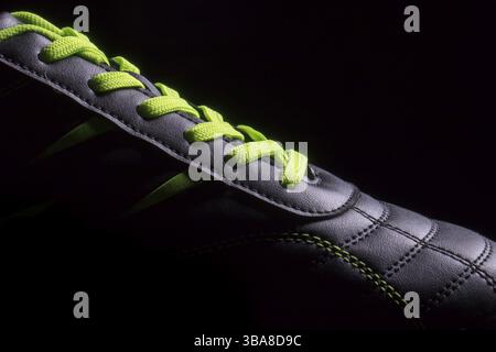 Fragment d'une chaussure noire de baskets Close-up partie d'une chaussure de sport en cuir Banque D'Images
