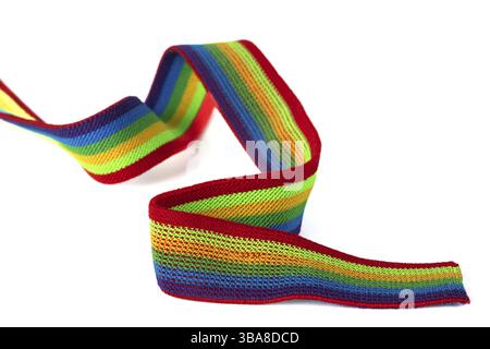 Gros plan de ruban arc-en-ciel coloré sur un fond blanc. Design LGBT coloré. Ruban bouclé et flottant Banque D'Images
