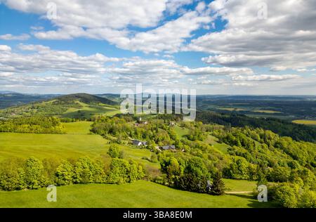 Vue aérienne du paysage d'été fleuri près des montagnes de Jizera avec des collines verdoyantes, des forêts, des prairies et des villages pittoresques, y compris des vues vers Jès Banque D'Images