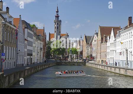 Bateau sur le canal de la ville entre bâtiments historiques sous ciel bleu, canaux, Bruges, Flandre occidentale, Belgique, Europe Banque D'Images