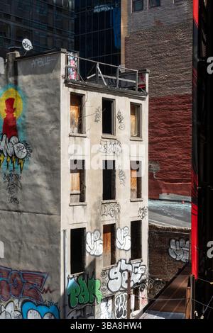 Bâtiments abandonnés et art de rue vus de la section Manhattan West de Hudson Yards, 2025, New York City, États-Unis Banque D'Images