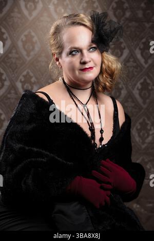 Portrait rétro d'une femme âgée dans le style des années 20 ou 30 Banque D'Images
