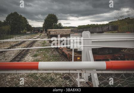Railroad crossing contre toile nuageux en France Banque D'Images