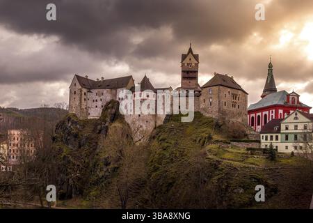 Vue sur la ville de Loket avec le château royal médiéval près de Karlovy Vary Resort en Tchéquie, Loket, République tchèque, Europe Banque D'Images