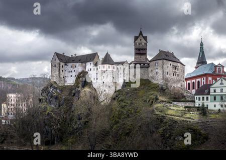 Vue sur la ville de Loket avec le château royal médiéval près de Karlovy Vary Resort en Tchéquie, Loket, République tchèque, Europe Banque D'Images