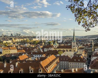 Vue depuis les jardins et les vignobles du château de Prague à Prague pittoresque dans le soleil couchant d'automne. Prague, République tchèque, Europe Banque D'Images