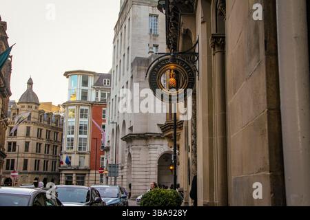 Rue urbaine étroite encadrée par des bâtiments historiques et un panneau de pub monté classique. Extérieur du Grand Pacific Bar Restaurant, King Street avec enseigne ananas Banque D'Images