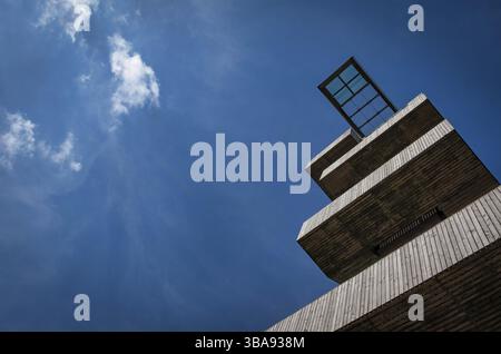 La plate-forme d'observation sur une tour contre ciel bleu à la frontière de trois à Vaals, les Pays-Bas à l'été Banque D'Images