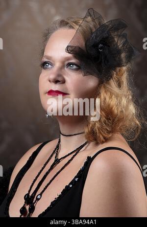 Portrait rétro d'une femme âgée dans le style des années 20 ou 30 Banque D'Images