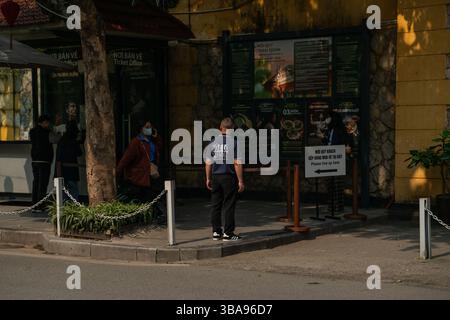 Hanoi, Vietnam, 22 mars 2025 : les touristes visitent la célèbre prison de Hoa Lo, aujourd'hui musée, à Hanoi, Vietnam, vu le 22 mars 2025. Prison de Hoa Lo, Or Banque D'Images