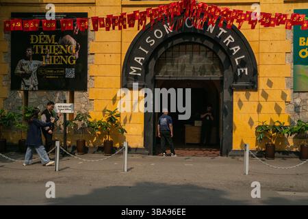 Hanoi, Vietnam, 22 mars 2025 : les touristes visitent la célèbre prison de Hoa Lo, aujourd'hui musée, à Hanoi, Vietnam, vu le 22 mars 2025. Prison de Hoa Lo, Or Banque D'Images
