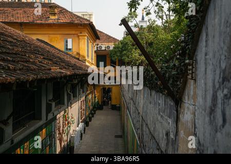 Hanoi, Vietnam, 22 mars 2025 : les touristes visitent la célèbre prison de Hoa Lo, aujourd'hui musée, à Hanoi, Vietnam, vu le 22 mars 2025. Prison de Hoa Lo, Or Banque D'Images