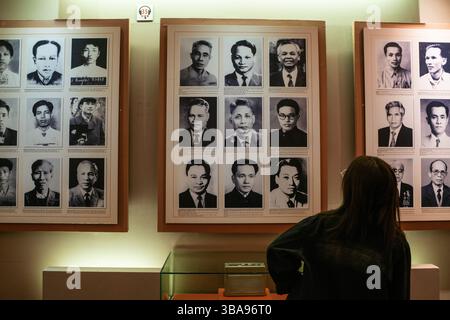 Hanoi, Vietnam, 22 mars 2025 : les touristes visitent la célèbre prison de Hoa Lo, aujourd'hui musée, à Hanoi, Vietnam, vu le 22 mars 2025. Prison de Hoa Lo, Or Banque D'Images