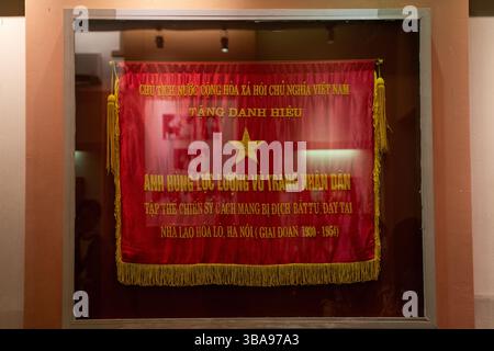 Hanoi, Vietnam, 22 mars 2025 : les touristes visitent la célèbre prison de Hoa Lo, aujourd'hui musée, à Hanoi, Vietnam, vu le 22 mars 2025. Prison de Hoa Lo, Or Banque D'Images