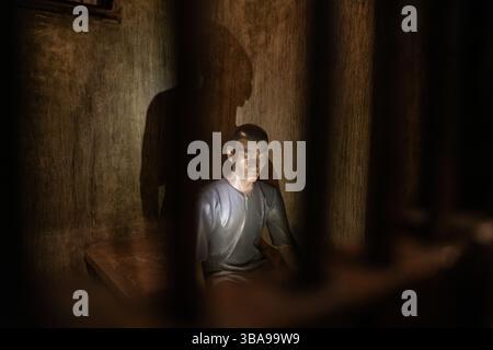 Hanoi, Vietnam, 22 mars 2025 : les touristes visitent la célèbre prison de Hoa Lo, aujourd'hui musée, à Hanoi, Vietnam, vu le 22 mars 2025. Prison de Hoa Lo, Or Banque D'Images