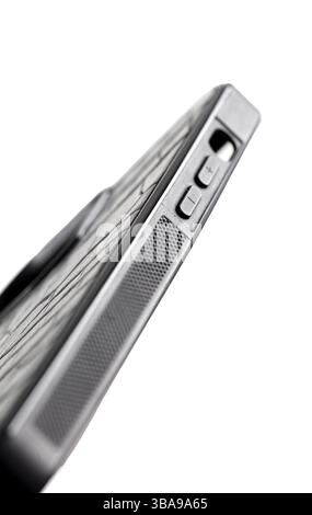 L'étui pour smartphone est en cuir de crocodile noir sur fond blanc Banque D'Images