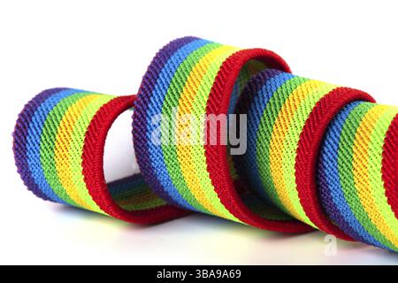 Gros plan de ruban arc-en-ciel coloré sur un fond blanc. Design LGBT coloré. Ruban bouclé et flottant Banque D'Images