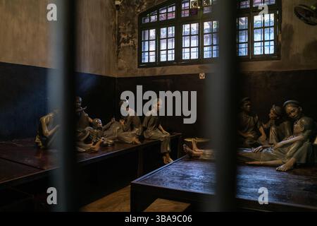 Hanoi, Vietnam, 22 mars 2025 : les touristes visitent la célèbre prison de Hoa Lo, aujourd'hui musée, à Hanoi, Vietnam, vu le 22 mars 2025. Prison de Hoa Lo, Or Banque D'Images
