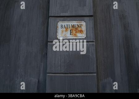 Hanoi, Vietnam, 22 mars 2025 : les touristes visitent la célèbre prison de Hoa Lo, aujourd'hui musée, à Hanoi, Vietnam, vu le 22 mars 2025. Prison de Hoa Lo, Or Banque D'Images