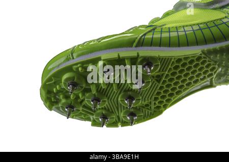 Fragment d'une paire de baskets verte et brillante avec des pointes sur un fond blanc. Formateurs Banque D'Images