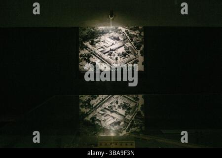 Hanoi, Vietnam, 22 mars 2025 : les touristes visitent la célèbre prison de Hoa Lo, aujourd'hui musée, à Hanoi, Vietnam, vu le 22 mars 2025. Prison de Hoa Lo, Or Banque D'Images