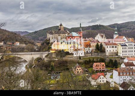 Vue sur la ville de Loket avec le château royal médiéval près de Karlovy Vary Resort en Tchéquie, Loket, République tchèque, Europe Banque D'Images