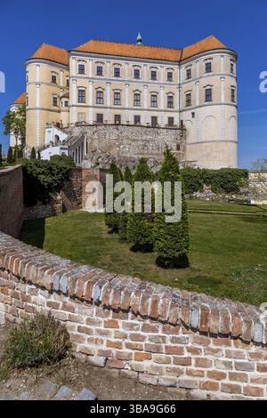 Ville pittoresque de Mikulov au printemps ensoleillé avec des buissons et des arbres en fleurs. Mikulov, étendu sur les collines de Palava et entouré de vignes Banque D'Images