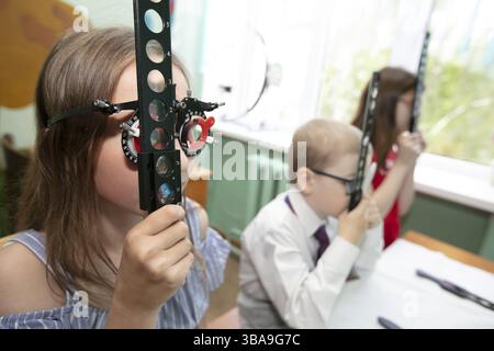 Biélorussie, ville de Gomil, 31 mai 2021. centre de santé pour enfants. Un médecin avec un équipement oculaire spécial corrige les problèmes de vision chez les enfants, en Europe Banque D'Images