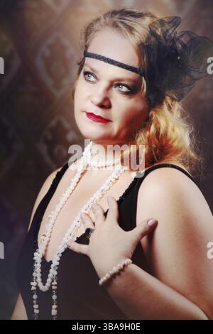 Portrait rétro d'une femme âgée dans le style des années 20 ou 30 Banque D'Images