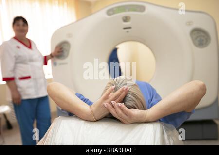 Biélorussie, ville de Gomil, hôpital central. 31 mai 2021, le médecin effectue une échographie, Europe Banque D'Images
