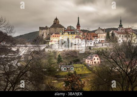 Vue sur la ville de Loket avec le château royal médiéval près de Karlovy Vary Resort en Tchéquie, Loket, République tchèque, Europe Banque D'Images