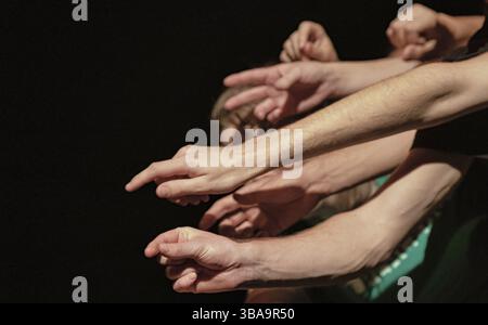 Différents bras et mains dans le théâtre jouent sur scène Banque D'Images