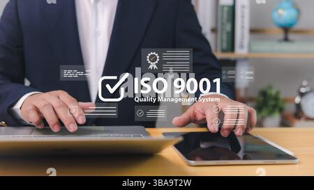 ISO 9001 certification standard standardisation contrôle de la qualité concept, certifié et qualité, homme d'affaires utiliser ordinateur et tablette avec texte ISO 9001 Banque D'Images