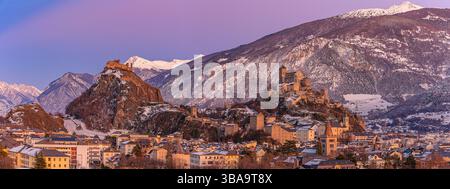 Panorama des châteaux suisses de la basilique de Valère et du Tourbillon au coucher du soleil, Sion, canton du Valais, Suisse Banque D'Images