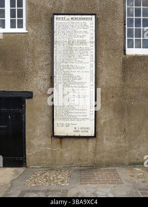 Panneau noir et blanc pour Fishmarket Square, ancien marché dans le port de lyme regis angleterre Banque D'Images