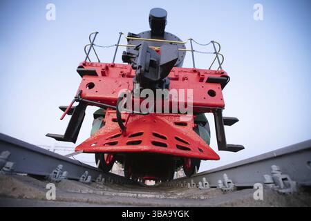 Train rouge rétro vintage sur rails. Locomotive antique Banque D'Images
