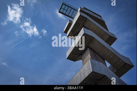 La plate-forme d'observation sur une tour contre ciel bleu à la frontière de trois à Vaals, les Pays-Bas à l'été Banque D'Images