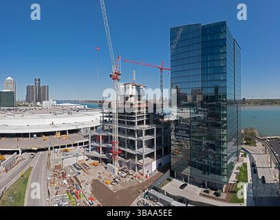 Detroit (Michigan) - construction de l'hôtel JW Marriott Detroit Water Square de 25 étages. Le bâtiment est entre le centre de conventon Huntington place Banque D'Images