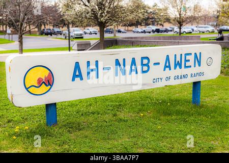 Photo du panneau AH Nab Awen Park à Grand Rapids Michigan placé dans un parc public vert près du centre-ville avec une importance culturelle et civique. Banque D'Images
