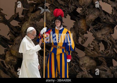 Le nouveau pape Léon XIV au Vatican à Rome, Italie le pape Léon XIV nouvellement élu passe devant une garde suisse alors qu'il arrive pour une audience avec des membres des médias à la salle d'audience Paul VI, au Vatican à Rome, Italie, le 12 mai 2025. Le 8 mai, un conclave de 133 cardinaux élit Robert François Prévost, Léon XIV comme nouveau pape de 267. Rome ITALIE Copyright : xMatrixxImagesx/xAndrexPainx Banque D'Images