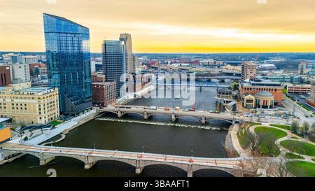 Grand Rapids, mi, États-Unis - 2025-04-04 : photo de Grand Rapids Michigan avec des gratte-ciel modernes et de multiples ponts enjambant la rivière à travers la descente Banque D'Images