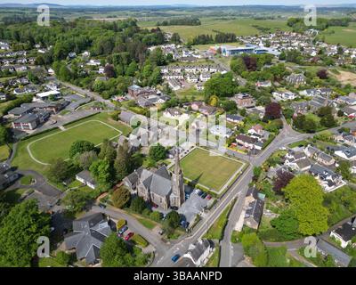 Vue aérienne de Newton Stewart, en Écosse, montrant l'église paroissiale Penningham St John's au premier plan - photo mai 2025 Banque D'Images