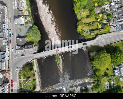 Vue aérienne de la ville de Newton Stewart à Dumfries et Galloway montrant le pont sur la rivière Cris en mai 2025 Banque D'Images
