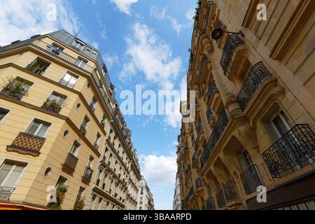 Paris, façades et fenêtres typiques, beaux bâtiments, avec d'anciens toits en zinc Banque D'Images