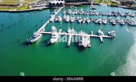 Une marina avec des bateaux amarrés est l'Australie, photographiée avec un drone Banque D'Images