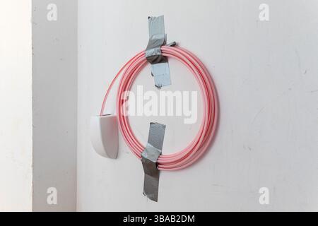 connexion de maison de fibre optique nouvellement posée dans le sous-sol d'un ancien bâtiment résidentiel Banque D'Images