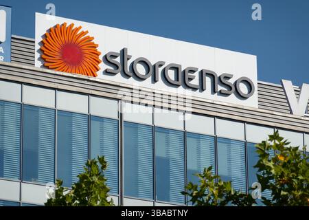 OSTRAVA, TCHÉQUIE - 28 SEPTEMBRE 2023 : bannière de la société Storaenso sur l'immeuble de bureaux moderne derrière les arbres Banque D'Images