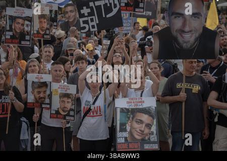 Tel Aviv, tel Aviv, Israël. 12 mai 2025. Israéliens regardant la libération d'Edan Alexander de la captivité du Hamas sur la place des otages à tel Aviv. (Crédit image : © Gaby Schuetze/ZUMA Press Wire) USAGE ÉDITORIAL SEULEMENT ! Non destiné à UN USAGE commercial ! Crédit : ZUMA Press, Inc/Alamy Live News Banque D'Images
