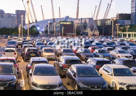 Les visiteurs de la péninsule de North Greenwich à Londres pour profiter de sa vie nocturne, avec des centaines de voitures laissées dans le parking de court séjour à proximité, Royaume-Uni Banque D'Images