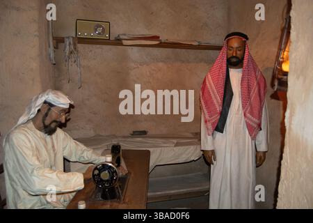 Un diorama historique représentant deux hommes en tenue traditionnelle du moyen-Orient à l'intérieur d'une salle rustique. Un homme est assis à une machine à coudre, tandis que l'OTH Banque D'Images
